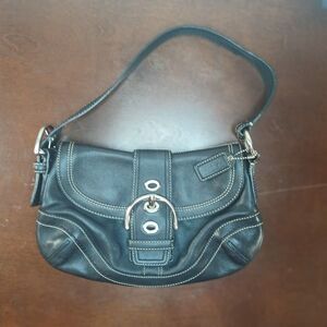 Coach Soho Flap Black Shoulder Bag Leather Buckle Purse 2007 Y2K Chic Baguette